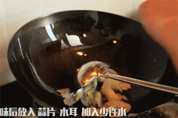 【葱烧木耳】放入蒜片