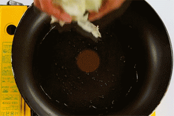 【醋溜白菜】放入白菜