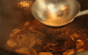 【蚝油双菇】放入水淀粉