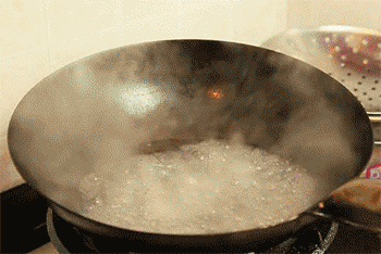 【年糕炒鱿鱼】焯水