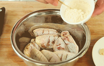 【避风塘炒鸡翅】放吉士粉