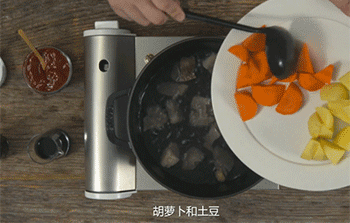 【红烩牛肉】放入胡萝卜，土豆