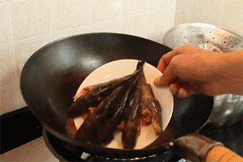 【辣焖昂刺鱼】放入鱼