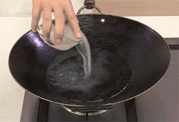 【上汤娃娃菜】倒入鸡汤