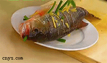 【  清蒸鲈鱼】给鱼上调料