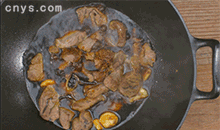 【香辣牛肉】加入糖等其他调料