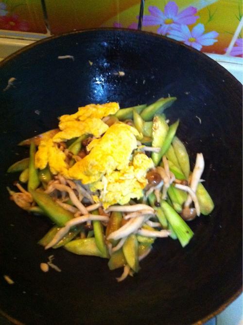 【蟹味菇炒丝条】