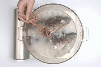 【鲫鱼汤】加调料