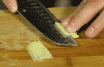 【手撕杏鲍菇】切姜