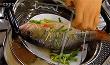 【  清蒸鲈鱼】鲈鱼入锅