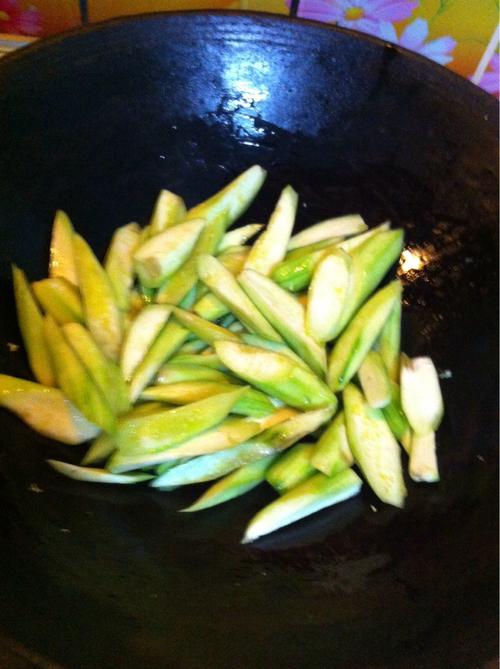 【蟹味菇炒丝条】