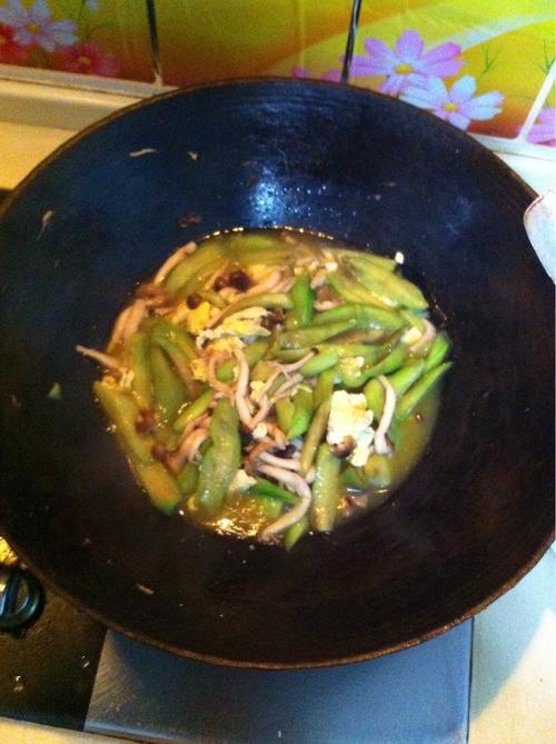 【蟹味菇炒丝条】