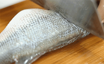 【清蒸鲈鱼】处理鱼身