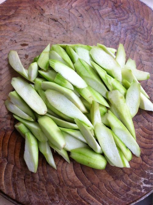 【蟹味菇炒丝条】