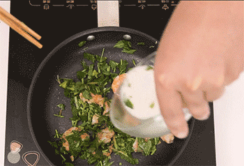 【清炒虾仁】倒入芡汁