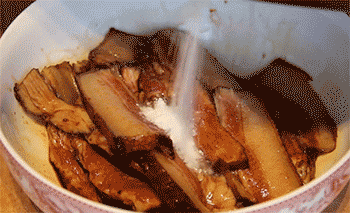 【梅干菜扣肉】撒盐