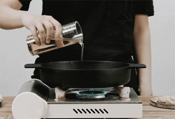 【三葱焗鲍鱼】煎大葱和洋葱