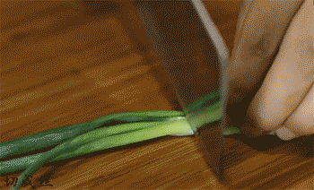 【清蒸鲈鱼】切葱