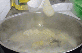 【鲫鱼豆腐汤】加盐