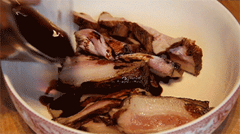 【梅干菜扣肉】肉装碗