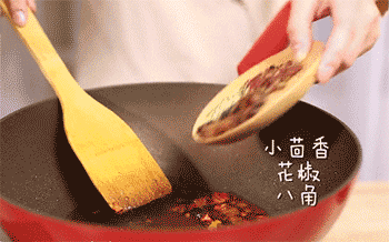 【秘制羊蝎子】放入花椒