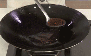 【拔丝红薯】倒入红薯