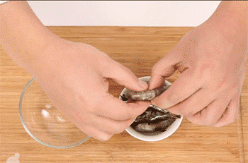 【清炒虾仁】剥虾