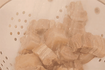 【土豆烧肉】捞出冲洗