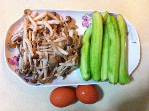 【蟹味菇炒丝条】