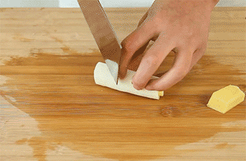 【鲫鱼豆腐汤】处理葱姜