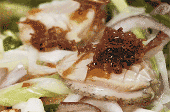 【三葱焗鲍鱼】倒入酱汁