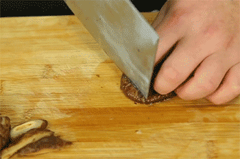 【黄焖鸡】切香菇