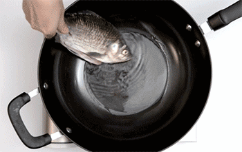 【鲫鱼豆腐汤】鱼下锅