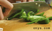 【青椒炒肉丝】青椒切丝