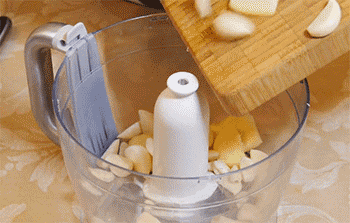 【蒜蓉辣椒酱】姜蒜打碎