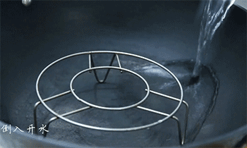 【清蒸鲈鱼】倒开水