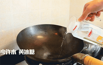 【红烧羊肉】冰糖入锅。