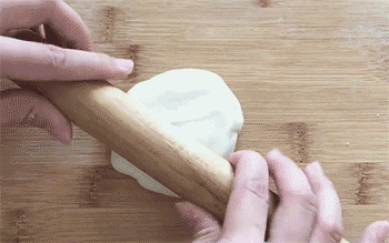 【鸡蛋灌饼】擀