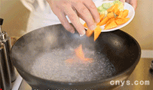 【菠萝咕咾肉】焯菜