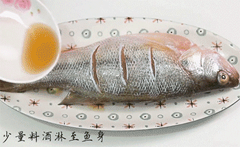 【清蒸鲈鱼】倒料酒