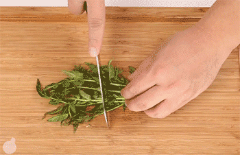 【清炒虾仁】切香椿