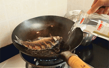 【鲫鱼豆腐汤】加水