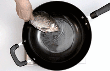 【鲫鱼汤】鱼下锅