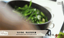 【青椒炒肉丝】加入青椒翻炒