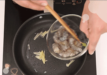 【清炒虾仁】放虾