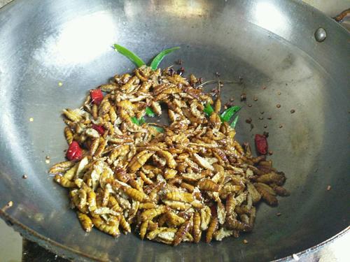 【香辣开边蚕蛹】