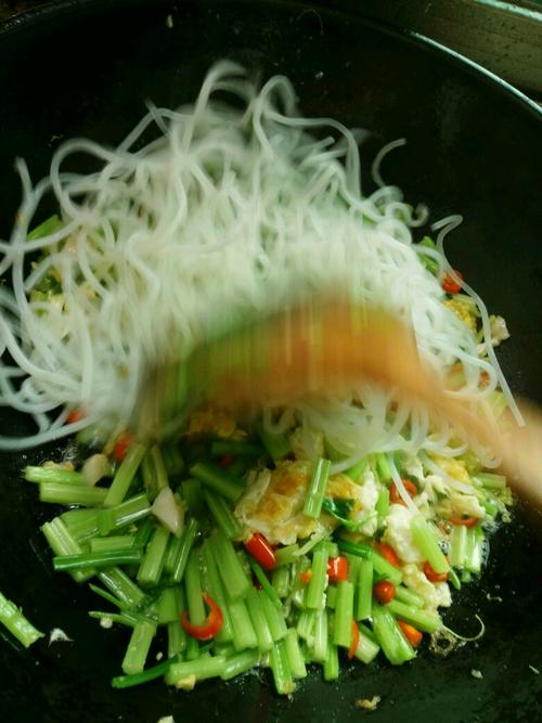 【芹菜鸡蛋炒粉】