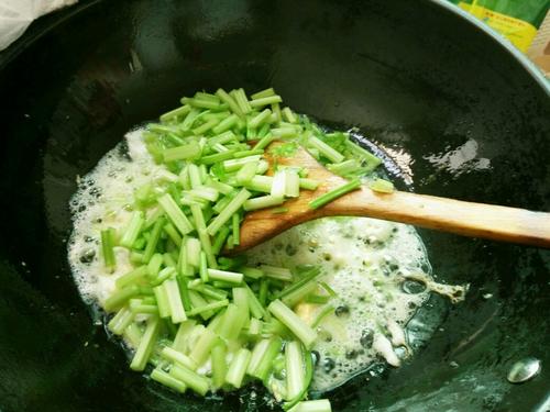【芹菜鸡蛋炒粉】