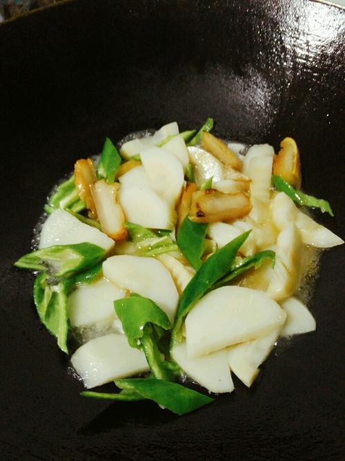 【肥肉爆炒青椒酸笋】