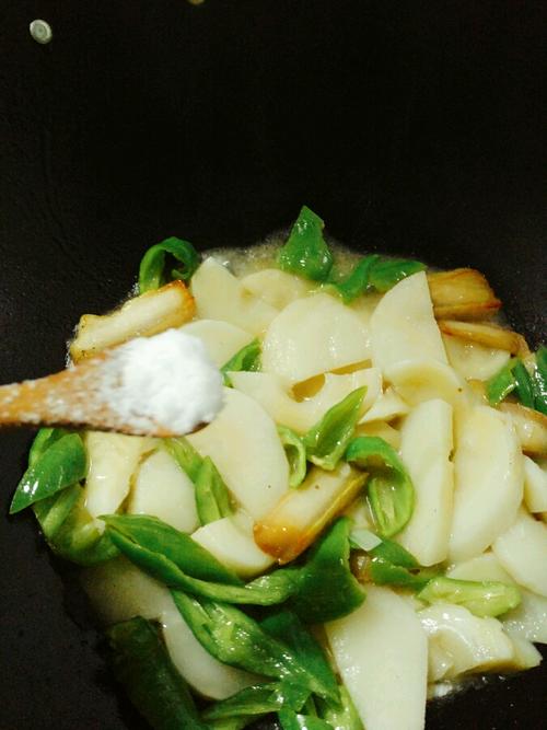 【肥肉爆炒青椒酸笋】